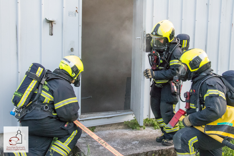 Übung: Brand in Hangar